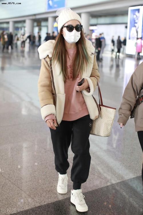冬季女星最新机场街拍:如何把基本款穿出高品位?