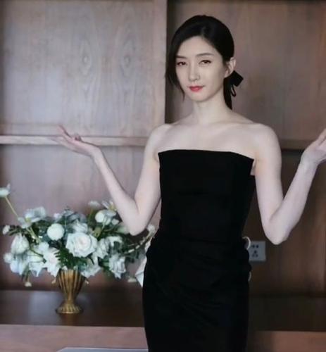 江疏影穿着黑色抹胸出镜,表情生硬还解释:真的没有被迫营业