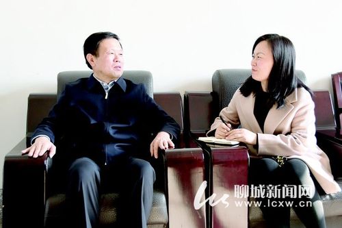 茌平县委书记张琳(左)接受聊城日报记者采访