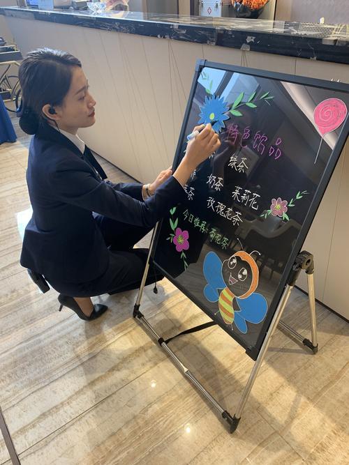 客服每日自制冬日饮品,更新水吧荧光板,方便客户.