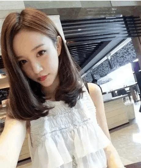 发型介绍:很多女生也喜欢这种内扣式的中长发,内扣式发型淑女甜美