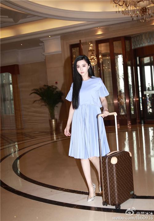 只是一直喜欢驴踢的范冰冰,换上了细高跟,这身吸精的地方,会美好多,不