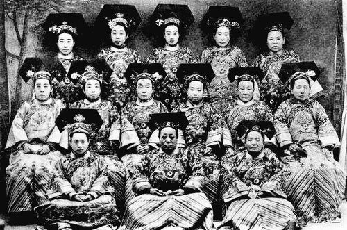 清朝皇室嫔妃集体照 图三是乾隆的香妃 图四是末代皇后