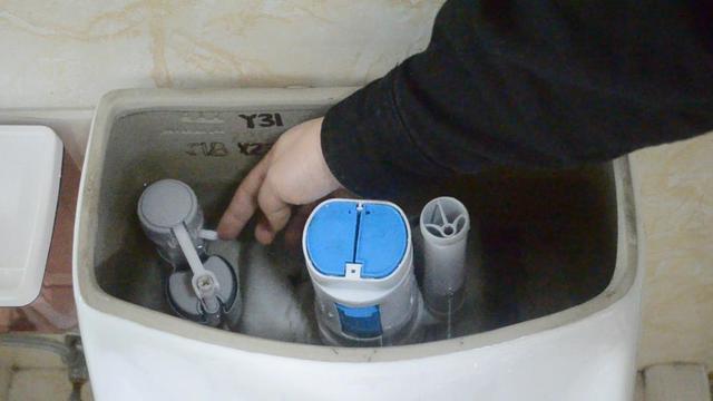 第二种情况是马桶冲水无力或者无法形成虹吸冲走污物.