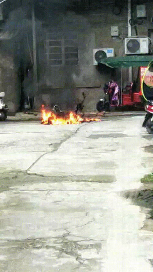 只剩车架电动车被烧成黑炭片刻之间突然冒烟城关镇一辆停在室外的电动