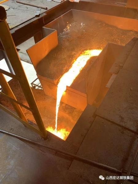 4月2日下午5点18分,1380立方新一号高炉第一炉铁水成功流进