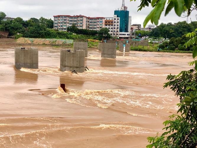 2020年7月11日,连续下雨几天几夜,导致锦河水位仅次于1973年.
