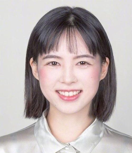 好看的短发拍证件照都好看,很多短发都是适合拍证件照的高颜值短发.