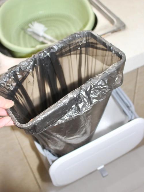 每次拖地家里的垃圾桶周边都会掉有各种残渣