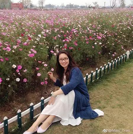 "阿姨们照相带7条丝巾"上热搜 网友晒自家妈妈