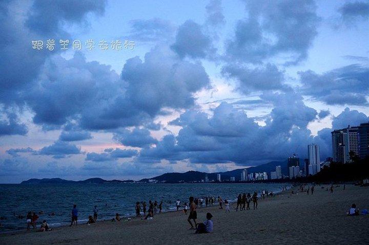 论如何都会想来海边看一看日出吧,而我自然也不能错过,只是天公不作美