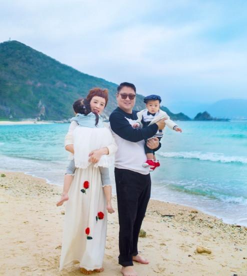 金巧巧晒一家四口全家福网友:扮财神的是孙越?