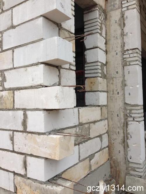 组砌不合理灰缝大小不均匀;墙垛砌筑无小砖;砖体破损严重;圈梁,构造柱