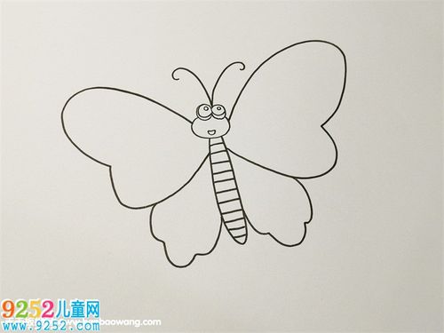 3,接着慢慢在蝴蝶的身体两侧画出它美丽的蝴蝶翅膀.