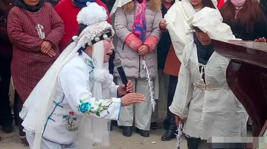 实拍!河南一名"哭灵女"现场,表情动作夸张,演技逼真