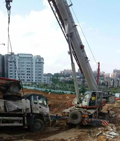 中联泵车深陷泥地,派来两辆吊车紧急联吊救援