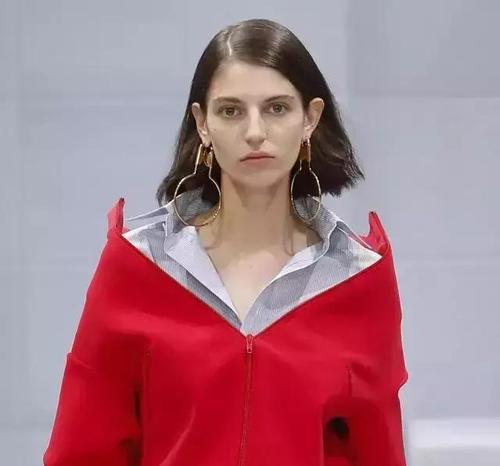 搭配服装,可以很休闲,搭配牛仔外套和毛衫,戴上耳环时尚感妥妥上升