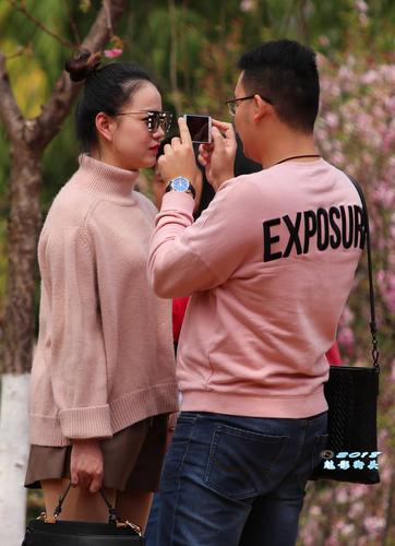 公园内游玩的一对恋人,男的身材魁梧,女的肤白貌美