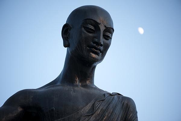 鸠摩罗什居凉州十七年,译经笔耕不辍.