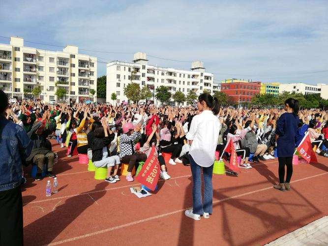 让爱你的人为你自豪--灵山县那隆中学中学召开感恩励志演讲会