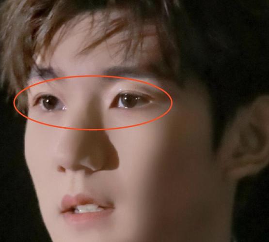 王源很少在镜头面前落泪,他是个血气方刚的好男儿,曾经因为一首歌