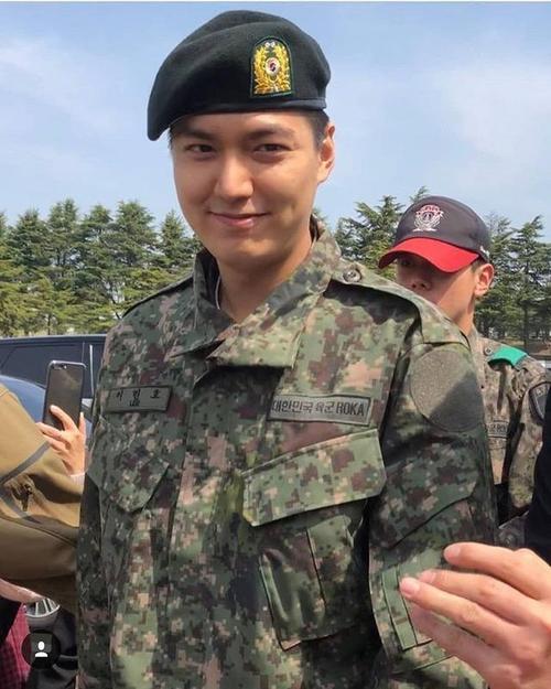 李敏镐今天退伍,上班照公开:帅气十足好