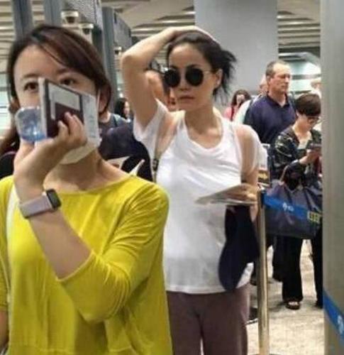 49岁王菲最近为了宣传某慈善品牌,近日,非常罕见的带着俩女儿一起出镜