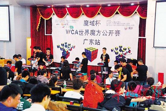 选手手指的移动敏捷得看不清楚……1日至2日,一年一度的wca(世界魔方