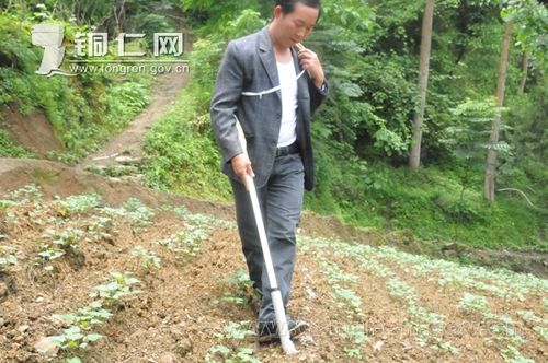 思南农民自研最新农用工具——微动力感应施肥器上市