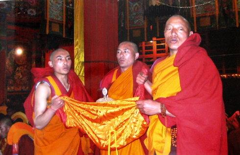 纪念法会上龙西寺领经大师诵经并献曼扎