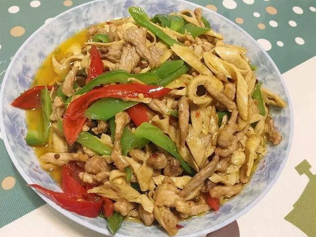 青椒炒肉丝配豆杆不一样的口感体验,教你做一份豆笋炒肉
