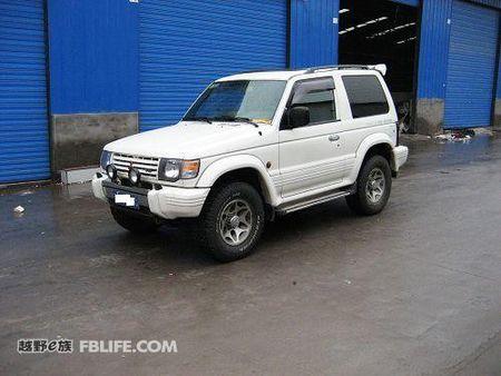 展开全部 木有,那是原装进口的三菱·帕杰罗短轴三门版;一般是v25,v