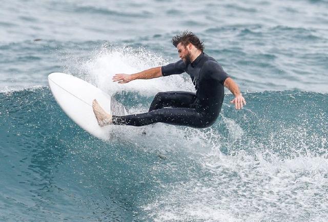锤弟liam hemsworth最新冲浪高清照曝光
