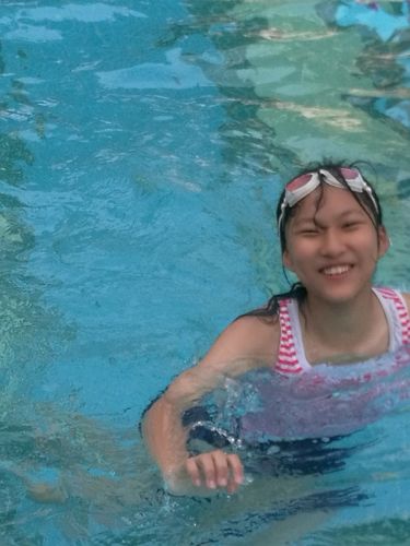 四点多和美女下去泳池,本想下水游泳,但是泳池最深才一米,不能游.