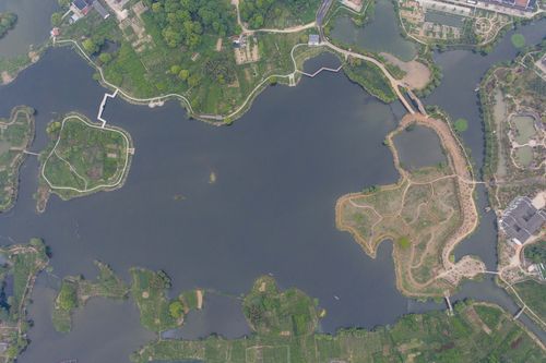 4月17日,空中俯瞰德清县蠡山村蠡山漾的美丽景色(无人机照片).