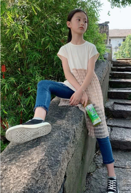 最美童星裴佳欣才10岁就能把紧身裤穿到透光腿细爆了