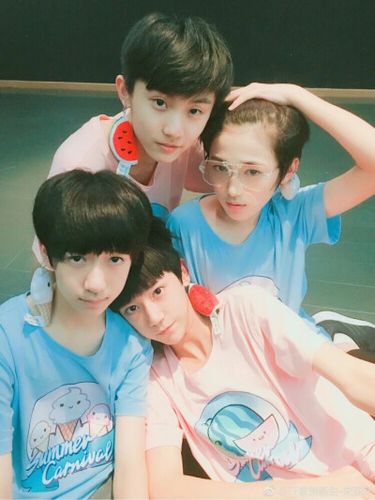 李天泽 图片评论 0条  收集   点赞  评论  李天泽 贺峻霖 (tf家族两