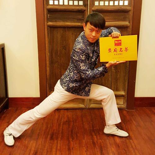 吕一杰.明星鼎力支持龚府名茶