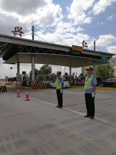 【敬业篇】炎炎夏日中的坚守!兴仁高速收费站用行动证明一切!