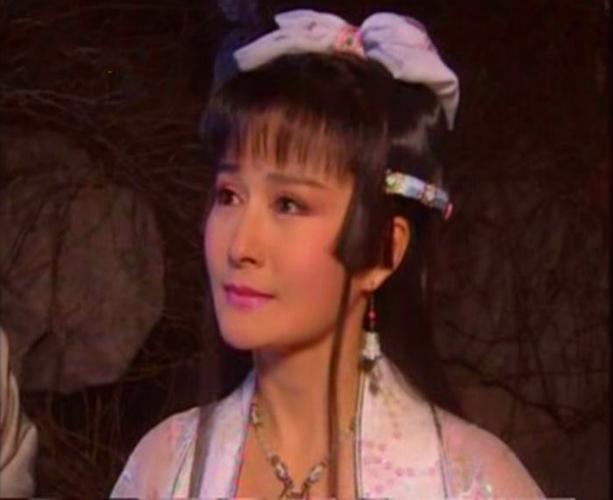 潘迎紫版红拂女造型盘点,双丸子头很漫画风,火红鸡毛装美艳无双