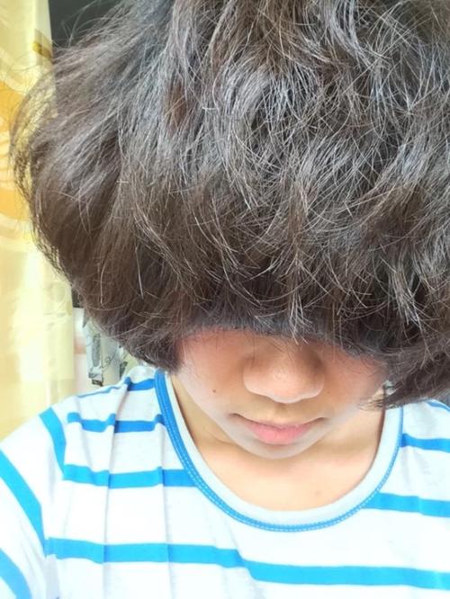 作为一个头发自来卷的年轻女性,在生活中有怎样的体验?