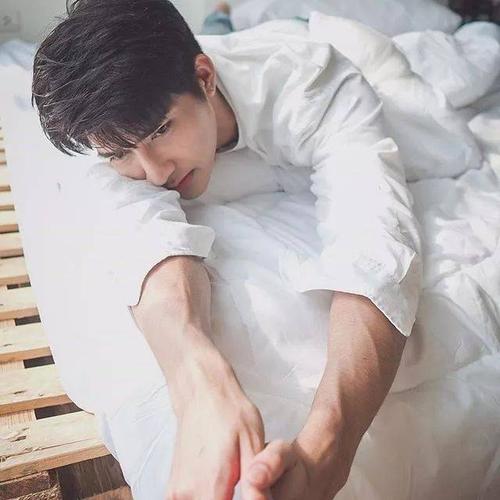 泰星奶狗脸,8块腹肌和笑容展现魅力男人