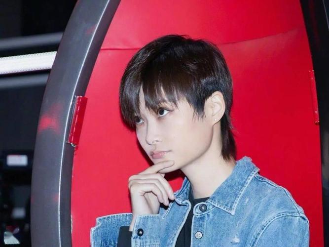 李宇春素颜就有,水润侧脸   无需高光的操作,盖章羡慕了. ▼