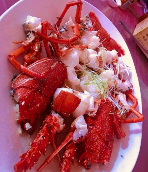 大龙虾,一个也得200多元吧?好吃的狠呀!