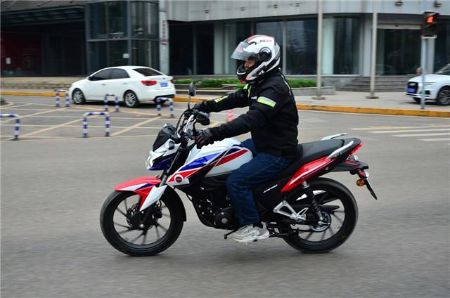 新大洲本田cbf150r动态测评