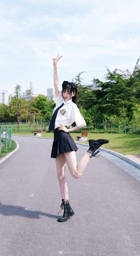 kpl主持人灵儿晒照别的女孩都是想撒娇我只想和你单挑