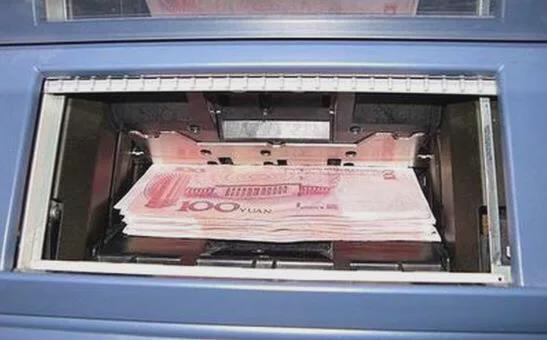 在取款机里取到假币该怎么办忍气吞声还是据理力争