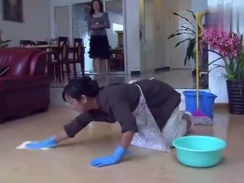 保姆怕雇主挑毛病,哪料竟跪在地上擦地,下秒雇主一番话太贴心了