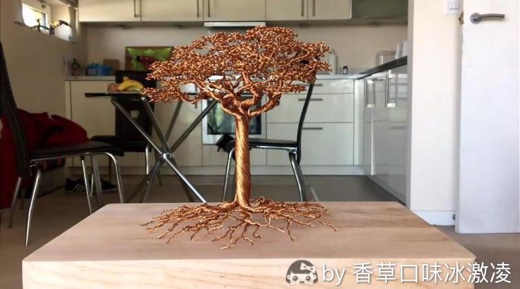 看上去似乎是树根,所以男子这是准备用铜丝扭出一颗树来吗