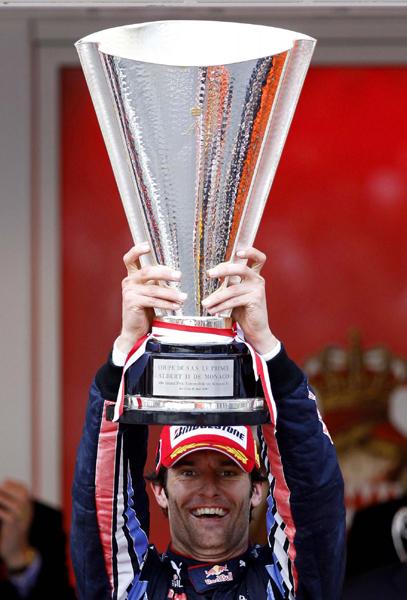 红牛车队的澳大利亚车手韦伯捧起奖杯.图片来源:路透